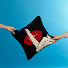 Almohada de bordado de dosis completa de labios - Por Pedido