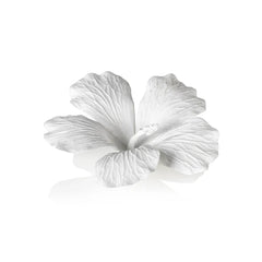 Flores de hibisco en porcelana blanca